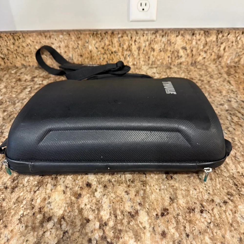 Thule Sweden MacBook Hard Small Laptop Carrying Case Bag Black Strap Travel